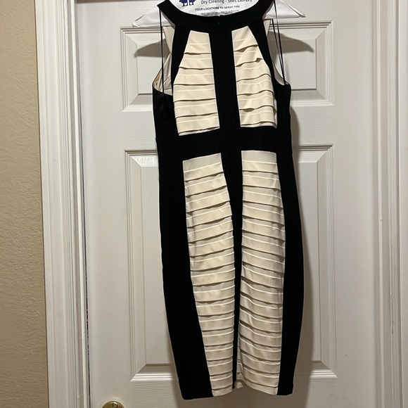 Cach’e Dress Super Flattering, size 6 - Picture 2 of 5